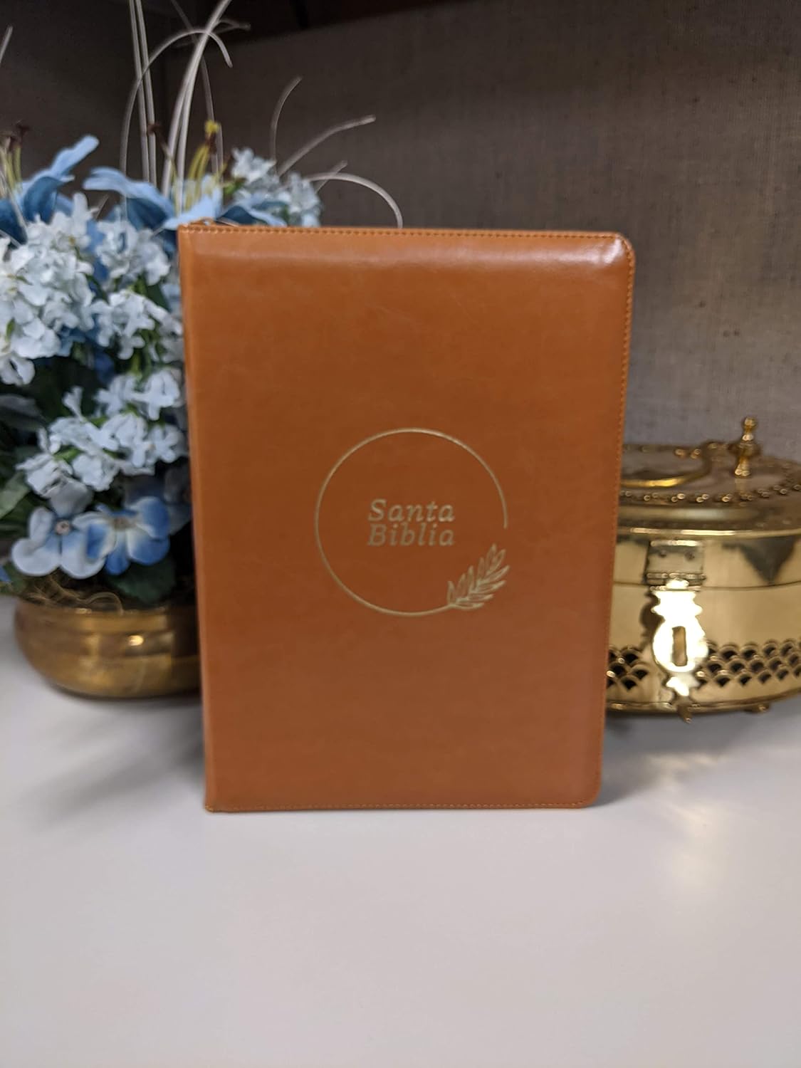 Santa Biblia RVR60, Edición zíper con referencias, letra grande (SentiPiel, Café, Letra Roja) (Spanish Edition) Imitation Leather – .zip