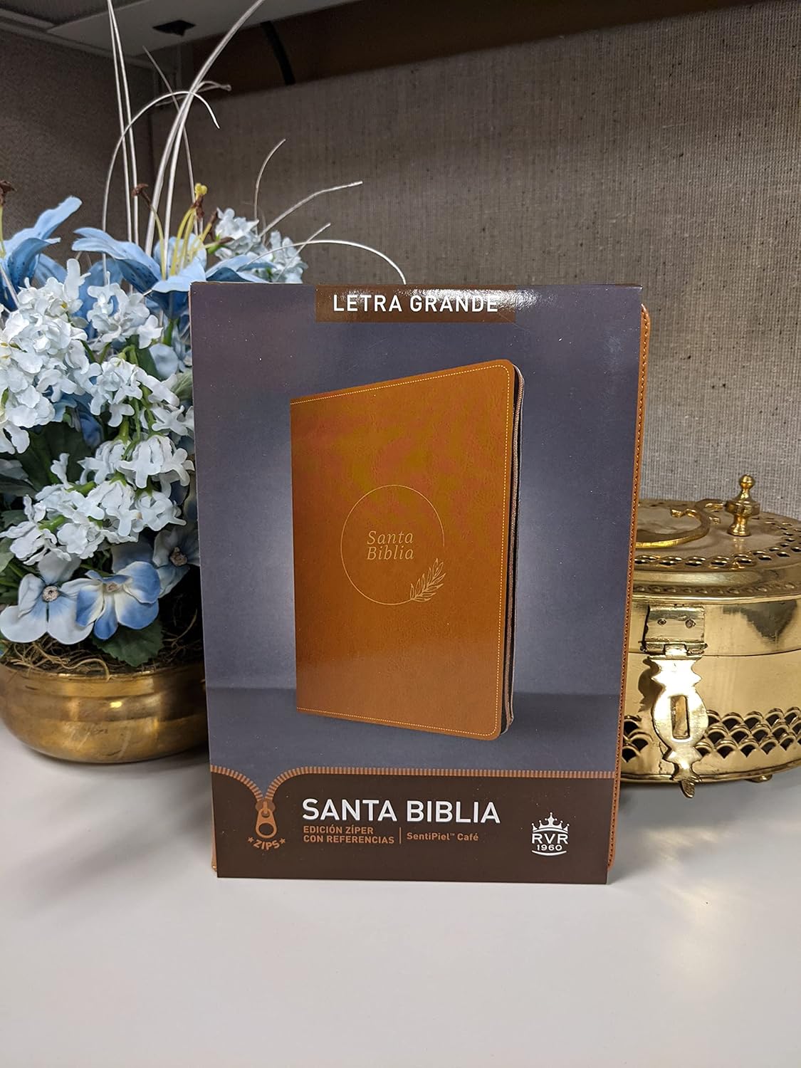 Santa Biblia RVR60, Edición zíper con referencias, letra grande (SentiPiel, Café, Letra Roja) (Spanish Edition) Imitation Leather – .zip